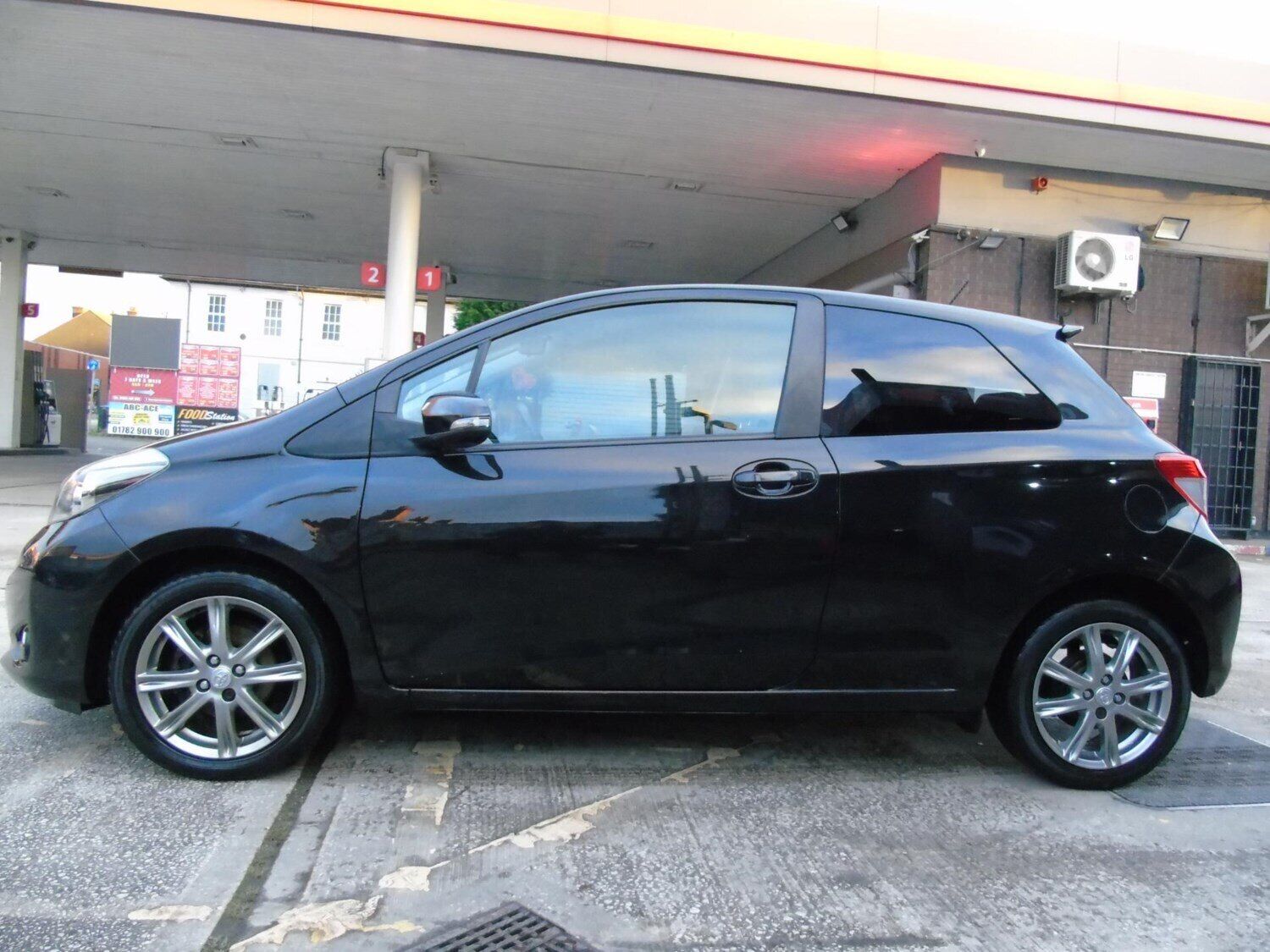 2013 Toyota Yaris 1.33 VVT-i SR 3dr HATCHBACK Petrol Manual