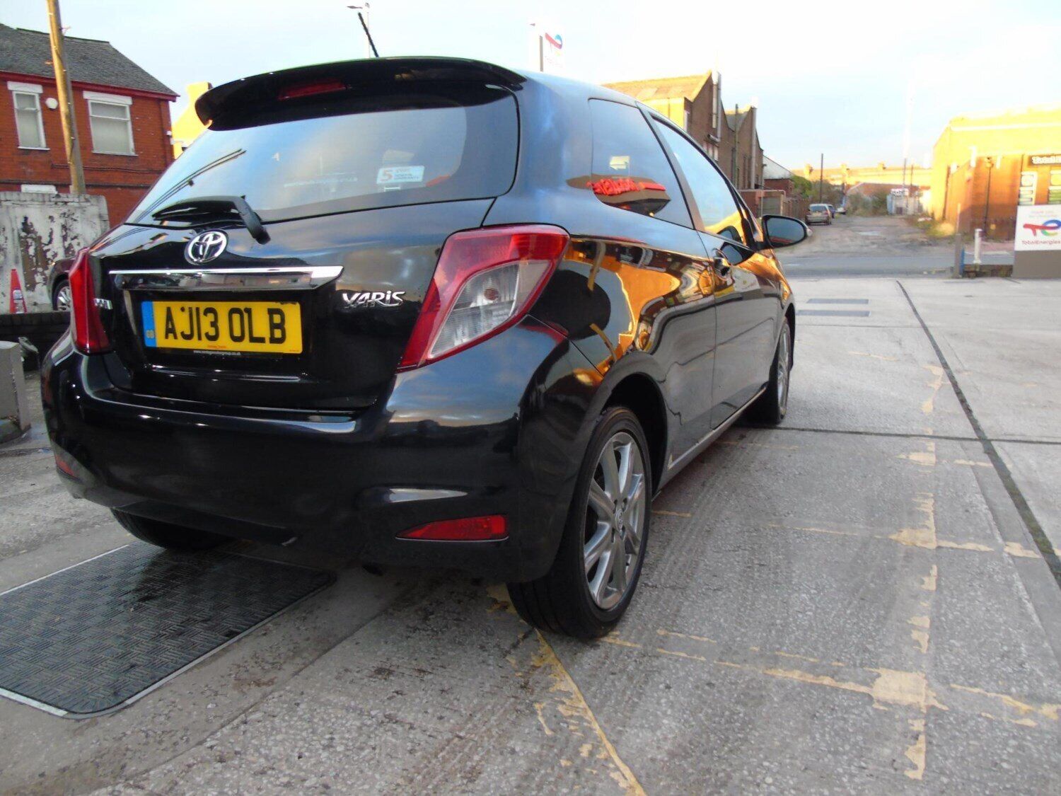 2013 Toyota Yaris 1.33 VVT-i SR 3dr HATCHBACK Petrol Manual