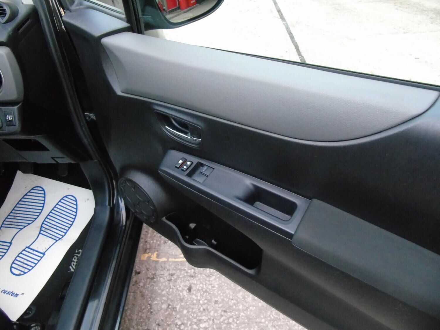 2013 Toyota Yaris 1.33 VVT-i SR 3dr HATCHBACK Petrol Manual