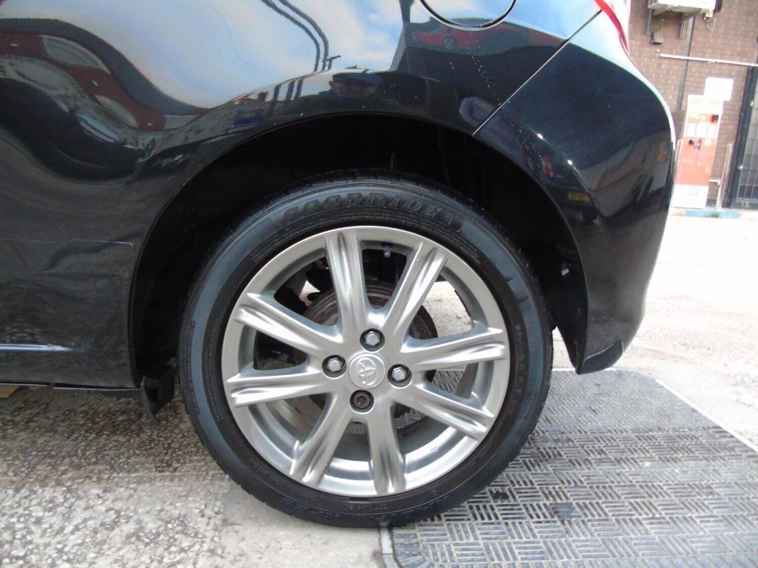 2013 Toyota Yaris 1.33 VVT-i SR 3dr HATCHBACK Petrol Manual